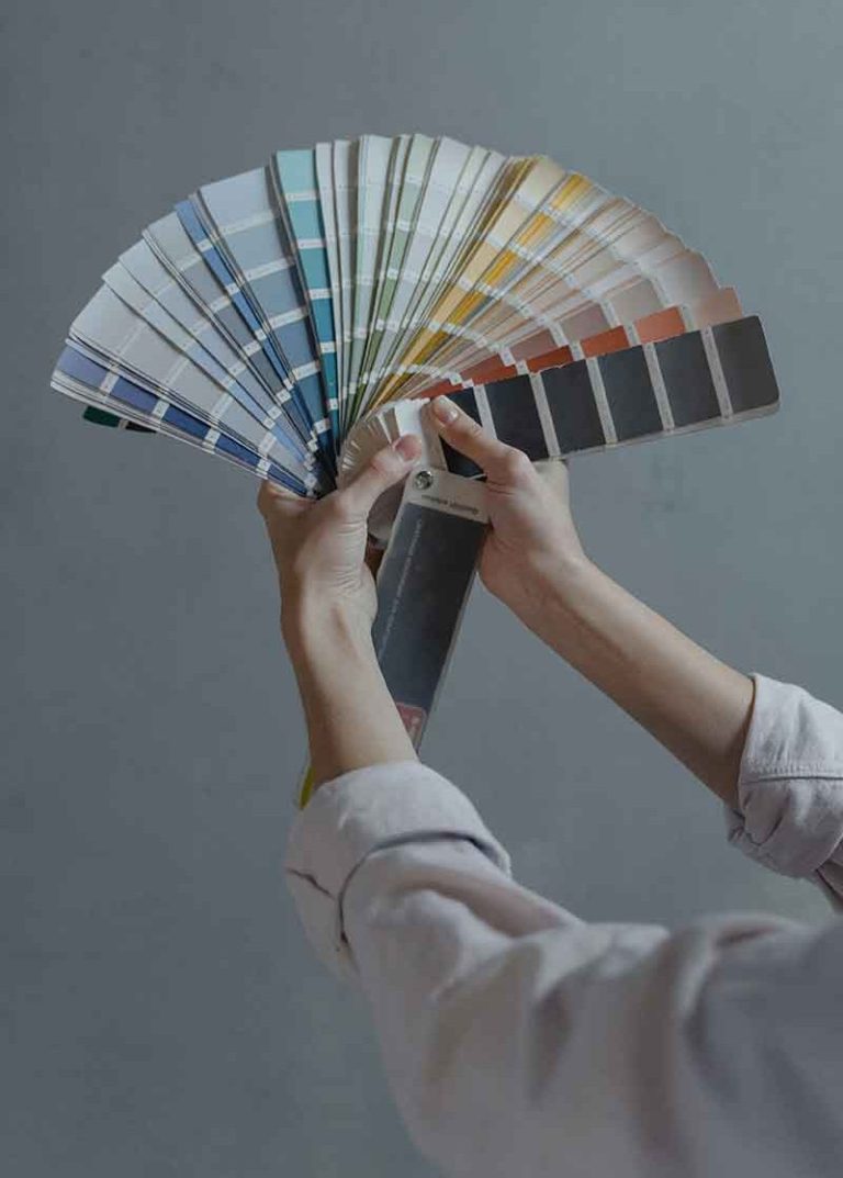 Ein Ansteicher malt eine Wand an